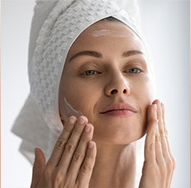 Influencer trying Agless Skincare