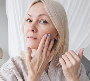 Influencer trying Agless Skincare