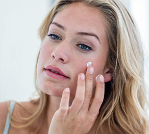 Influencer trying Agless Skincare